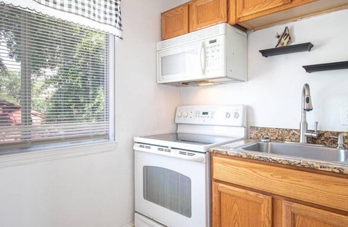Biloxi Condo | Cozy Oak Shores Studio Unit 25 in Biloxi - Perfect for a Fun Getaway!