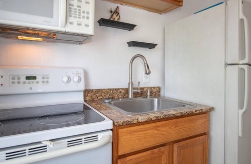 Biloxi Condo | Cozy Oak Shores Studio Unit 25 in Biloxi - Perfect for a Fun Getaway!