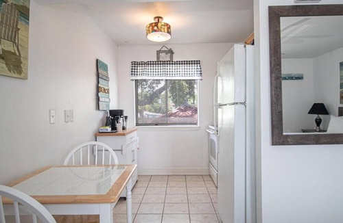 Biloxi Condo | Cozy Oak Shores Studio Unit 25 in Biloxi - Perfect for a Fun Getaway!