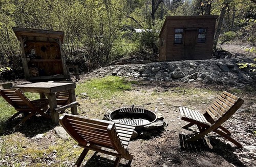 Townshend Cabin | Cozy Off-Grid Cabin with Secluded Brookside Retreat Near Townshend, Vermont
