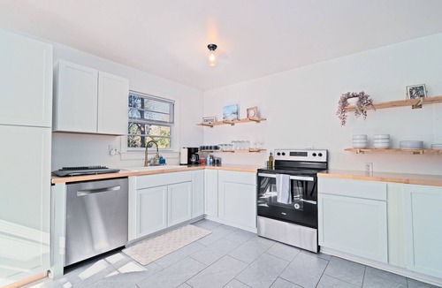 West Ashley House | Cozy Pet-Friendly Home Minutes to Downtown!