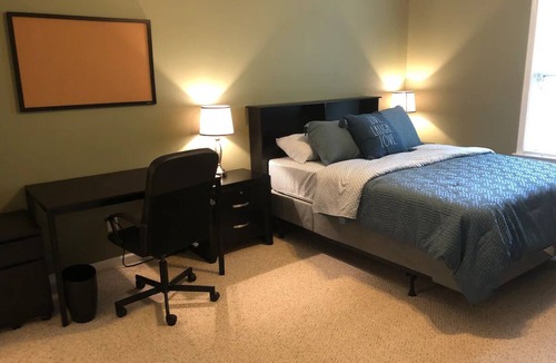 Warner Robins House | Cozy Southern "Ranch-Style" Townhome - Fully furnished with attached garage.