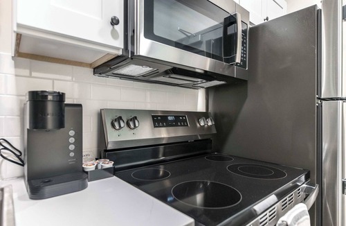 Macon Apartment | Cozy Stay Next To Atrium Hospital | Walk Score 74; Mercer Music at Capricorn – ~