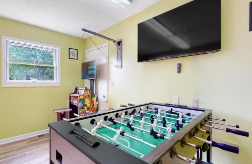 Baneberry House | Cozy Studio Balcony Gym Games Near Douglas Lake