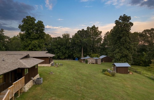New Market House | Cozy Studio + Hot Tub | 30 Mins to Knoxville | Amber Cabin