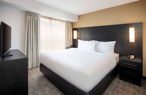 Town Center Hotel | Cozy Suite Escape! 4 2BR Units w/Kitchens & Free Breakfast! Outdoor Pool, Gym