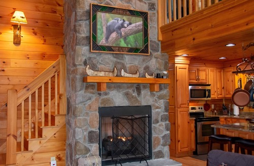 Talking Rock Cabin | Cozy Top of Mountain Cabin overlooking Meichtry Vineyards; 1.5hrs from Atlanta