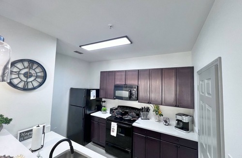 Huntsville Apartment | Cozy-King 1-bedroom w/pool & gym