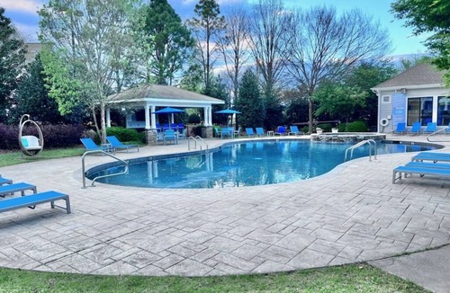 Huntsville Apartment | Cozy-King 1-bedroom w/pool & gym