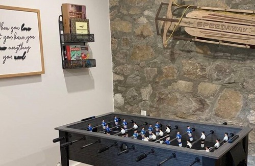 Waynesville House | Creek Crossing Retreat- sleeps 10, creek, fire pit, WiFi, game room, central AC, gas grill