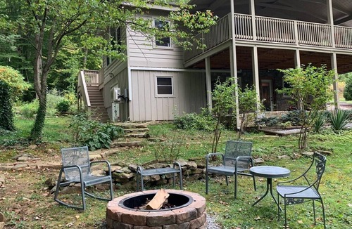 Waynesville House | Creek Crossing Retreat- sleeps 10, creek, fire pit, WiFi, game room, central AC, gas grill