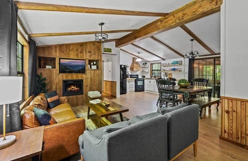 Rocky Grove House | Creekside Cabin~Jacuzzi~fire pit~screened porch