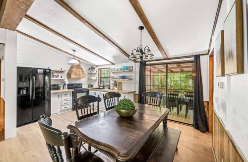 Rocky Grove House | Creekside Cabin~Jacuzzi~fire pit~screened porch