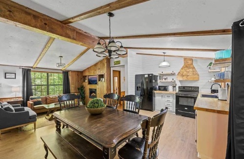 Rocky Grove House | Creekside Cabin~Jacuzzi~fire pit~screened porch