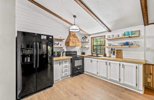 Rocky Grove House | Creekside Cabin~Jacuzzi~fire pit~screened porch