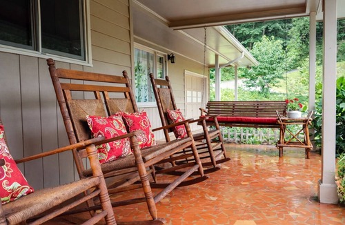 Waynesville Cottage | Creekside Cottage Near Parkway