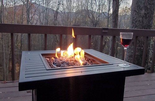 Maggie Valley House | Creekside Luxury Cabin with 2 King Suites & Country Club Access