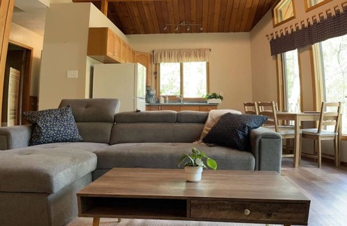 Crowsnest Pass Cabin | Crowsnest River Chalet - Wolf’s Den