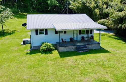 Cosby House | Cute house convenient to Gatlinburg, Pigeon Forge, and hiking in the smokies.