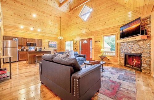 White Oak Lodge Cabin | Dancing Bear Hideaway - Hot Tub, Resort Pool & Wooded Mountain Retreat
