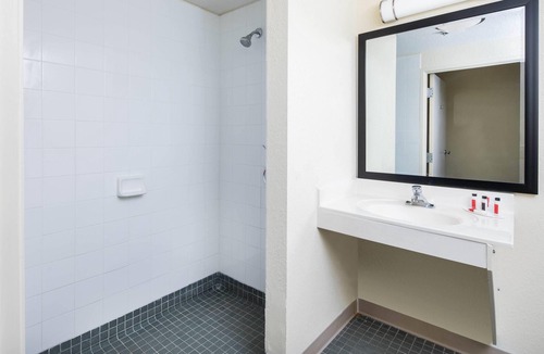 Macon Hotel | Days Inn by Wyndham Macon I-75 North