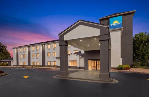 McDonough Hotel | Days Inn by Wyndham McDonough