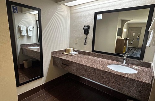 Stockbridge Hotel | Days Inn & Suites by Wyndham Stockbridge South Atlanta