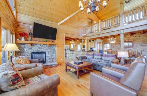 Waynesville House | Deck & Mtn Views! Luxe Log Cabin in Waynesville