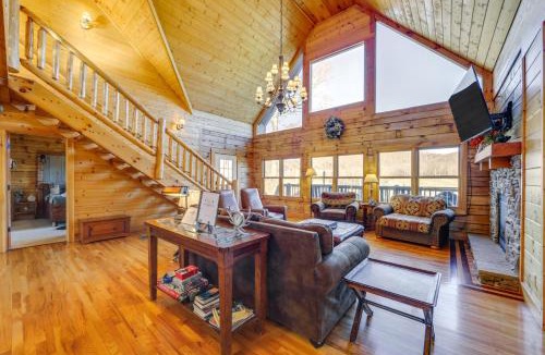 Waynesville House | Deck & Mtn Views! Luxe Log Cabin in Waynesville