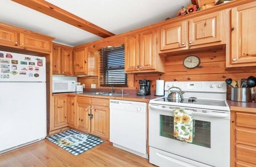 Waynesville Cabin | Deer Ridge - 3BR, 3BA Cabin w/Hot Tub, Firepit