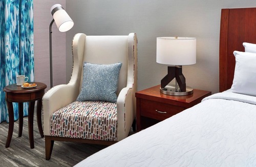 Valencia Hotel | Deluxe King Corner Room | Outdoor Pool | 0.1 Miles to Six Flags Mountain Thrills