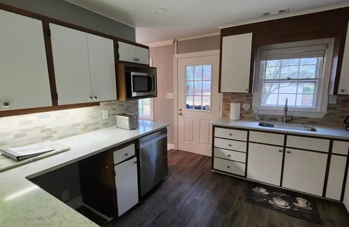 Northeast Raleigh House | Deluxe! New Cozy Apt Near Downtown, Ready for Families and Business Travelers.