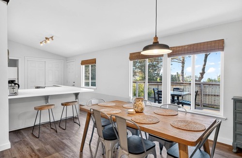 Mendocino House | Designer Cottage Chic Farmhouse l 3 Min to Town l Acre Land l Ocean Views