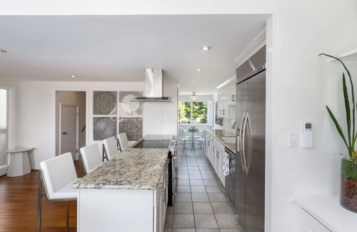 Eastern Malibu Condo | Designer-Furnished Malibu Retreat: 2 Bedrooms, AC & Pool—Walk to Everything