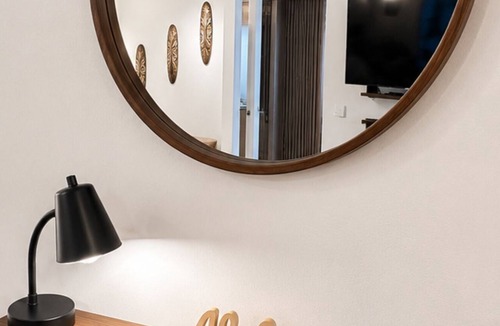 Waikiki Hotel | Designer Studio Full Kitchen Steps to Beach