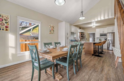 Drumheller House | Dino's Last Post | Sleeps 8 | Private Backyard! |
