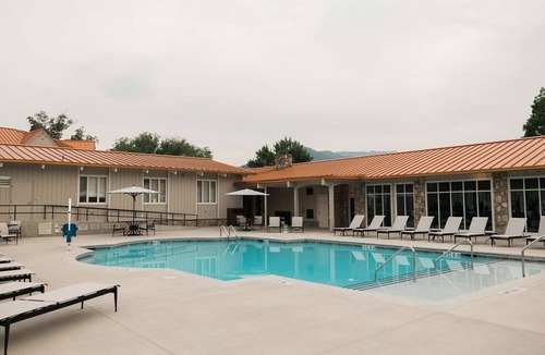 Waynesville Hotel | Direct Golf Course Access + Pool. Gym. Restaurant.