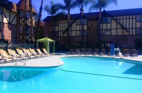 Anaheim Resort Apartment | Disneyland Getaway: Castle Retreat by Majestic Gardens