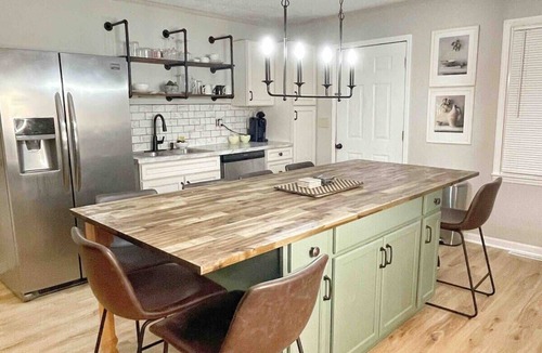 Decatur House | Displaced Families Ready | Sleeps 10 | Pets OK | EV Charger