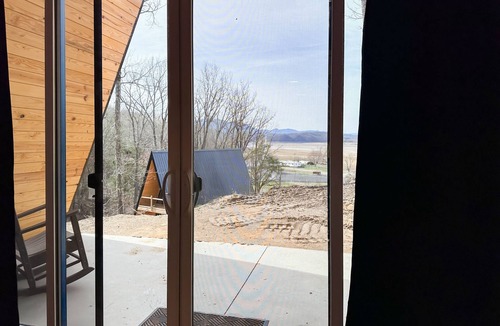 Newport Cabin | Dog-friendly A-frame cabin with loft, balcony, full kitchen, & washer/dryer
