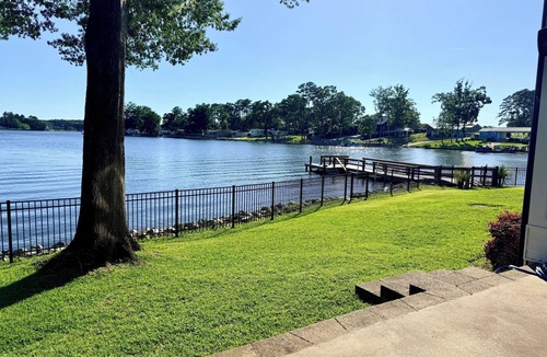 Hollands Landing House | Dog Friendly Lake House w/Fenced Yard + Views