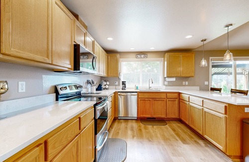 Central Oregon House | Dog-Friendly: Your Comfortable Eugene Getaway Awaits