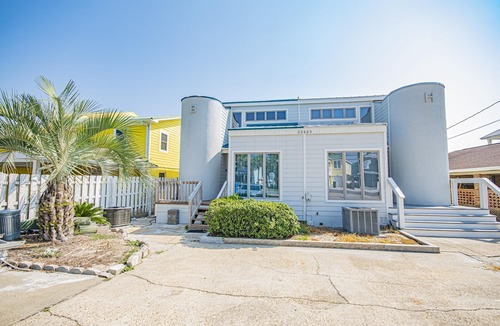 Sunnyside House | Dolphin's Point - West End - Sleeps 12!