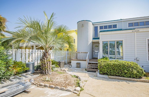 Sunnyside House | Dolphin's Point - West End - Sleeps 12!
