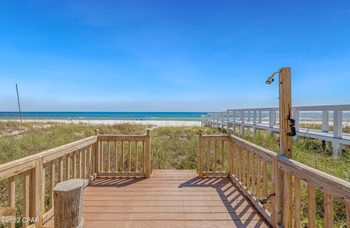 Sunnyside House | Dolphin's Point - West End - Sleeps 12!