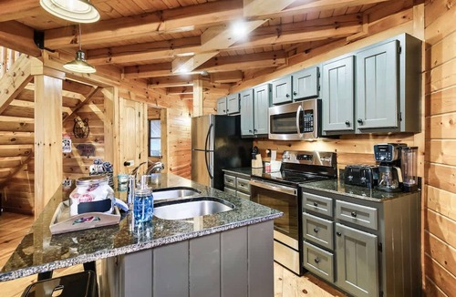 White Oak Lodge Apartment | Dotties Place Cabin by Beyond Expectations With Hot Tub