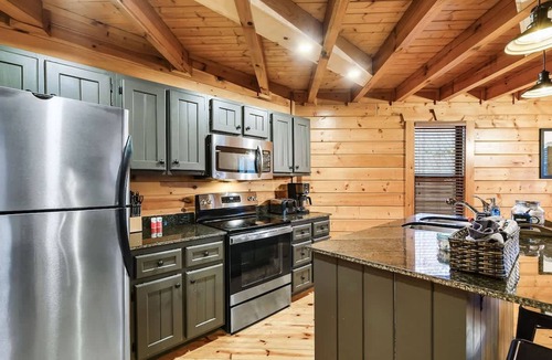 White Oak Lodge Apartment | Dotties Place Cabin by Beyond Expectations With Hot Tub