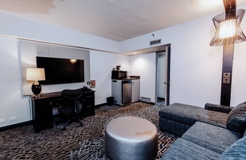 Downers Grove Hotel | DoubleTree Suites by Hilton Htl & Conf Cntr Downers Grove
