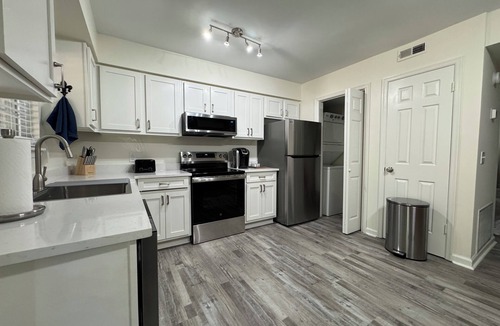 Auburn Condo | Down to the Wire, Cozy 2-bedroom condo with WiFi and AC in welcoming Auburn