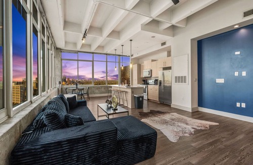 Peachtree Center Apartment | Downtown ATL High-Rise | Kings, Views & Pool